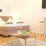 Kvh By Rockchair L Superhost Status L Boxspringbett Am Schloss Charlottenburg Welcomes You! شقة