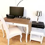 Kvh By Rockchair L Superhost Status L Boxspringbett Am Schloss Charlottenburg Welcomes You! Βερολίνο