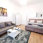 Kvh By Rockchair L Superhost Status L Boxspringbett Am Schloss Charlottenburg Welcomes You! شقة *