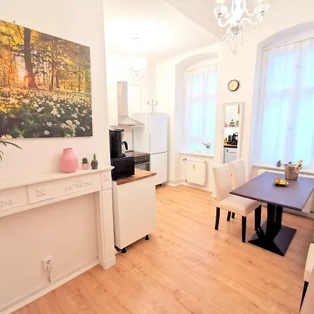 Kvh By Rockchair L Superhost Status L Boxspringbett Am Schloss Charlottenburg Welcomes You! * ברלין